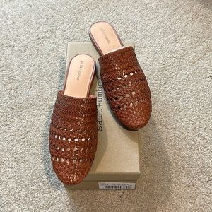 Woven brown slides
